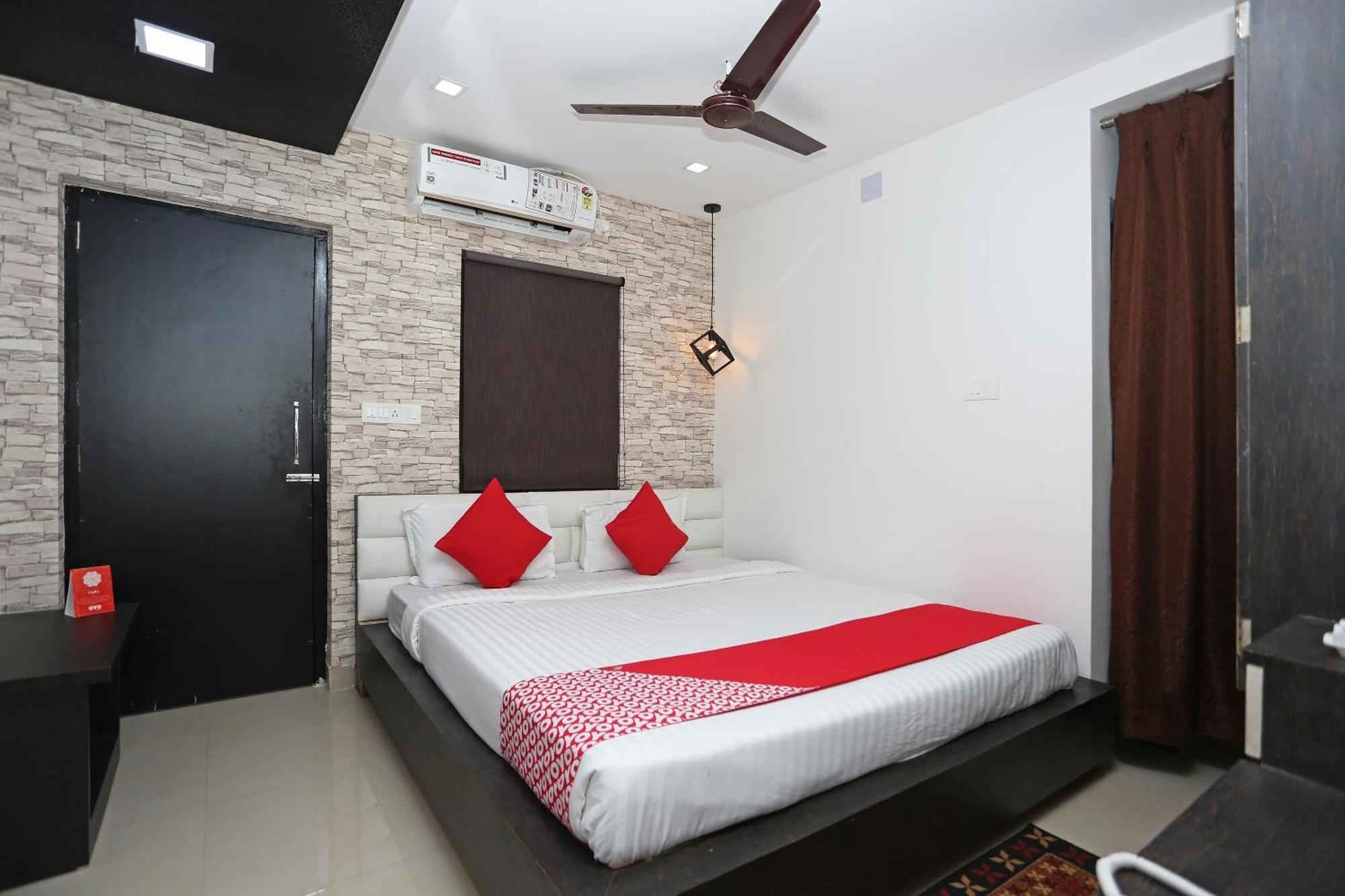 Capital O 11408 Hotel Sai Jagannath Khandagiri Esterno foto
