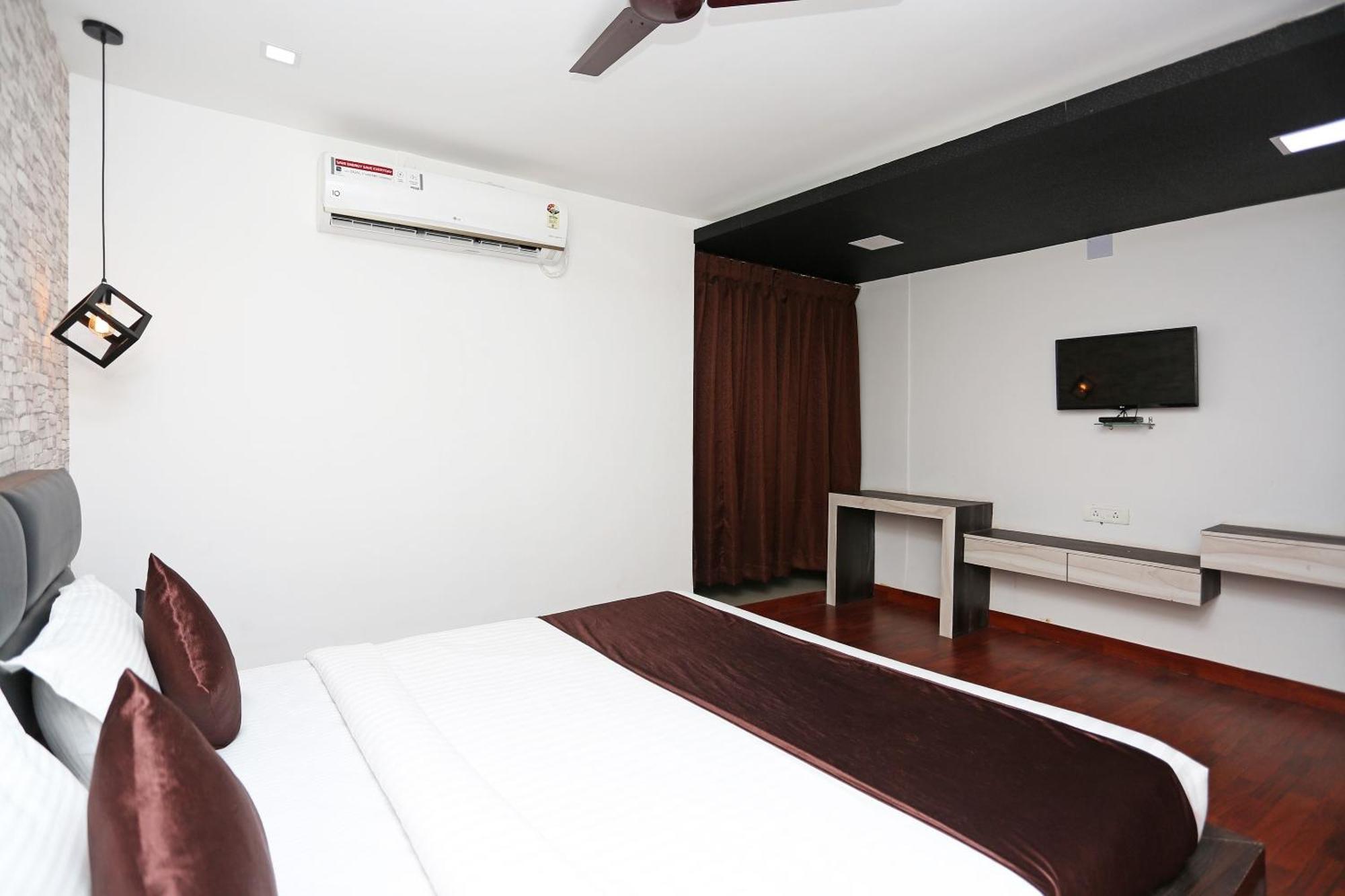 Capital O 11408 Hotel Sai Jagannath Khandagiri Esterno foto