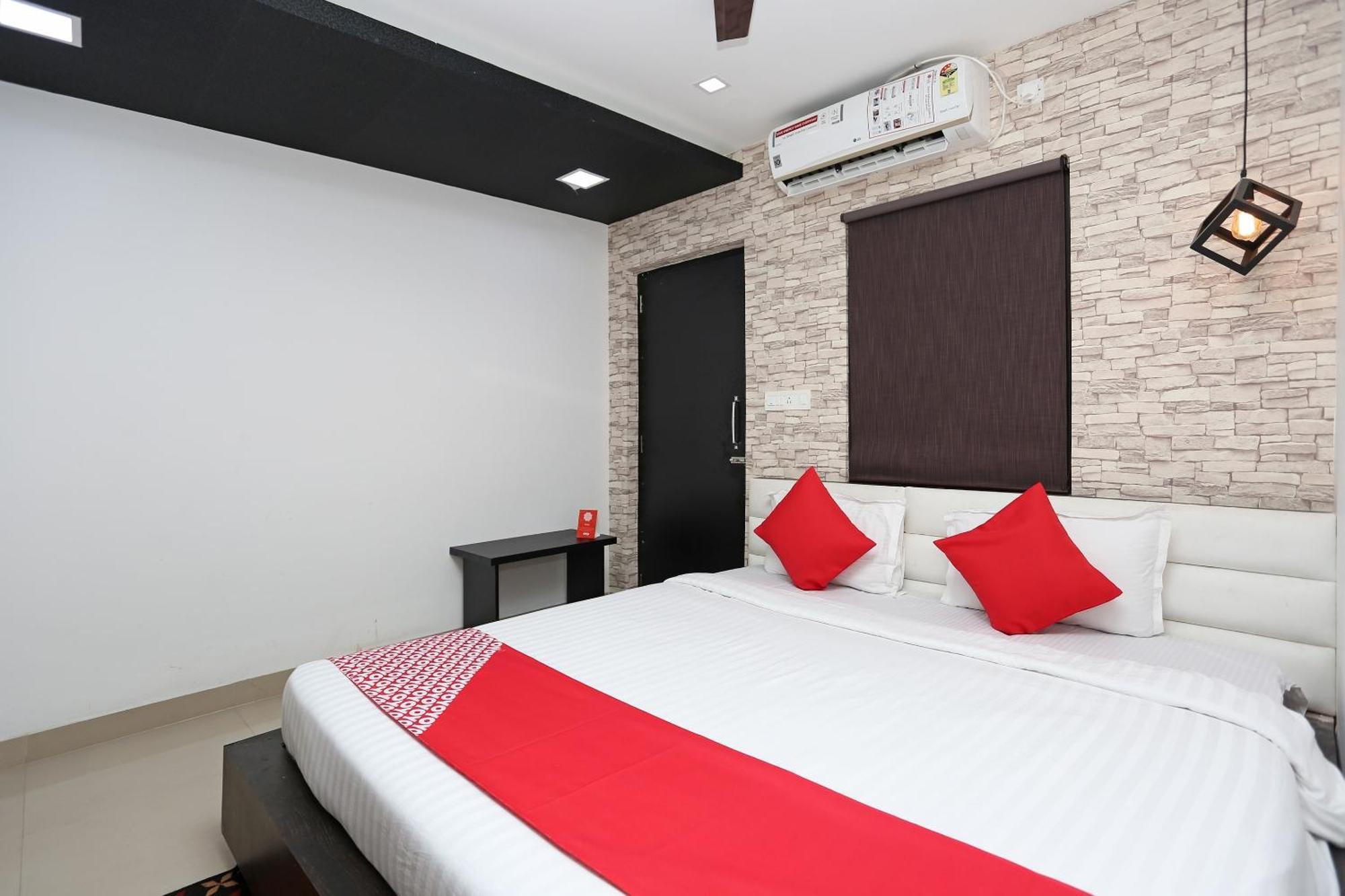Capital O 11408 Hotel Sai Jagannath Khandagiri Esterno foto